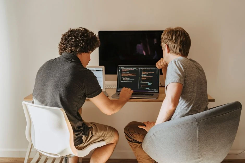 This photo is taken by Lubos Volkov for UX Store while giving a tips on how to become better designer.

After your reach certain skill level is it harder and harder to get any better … In order to progress you need to constantly push yourself to the limits and learn new things … Photo: https://www.instagram.com/lubosvolkov/ For: https://uxstore.com