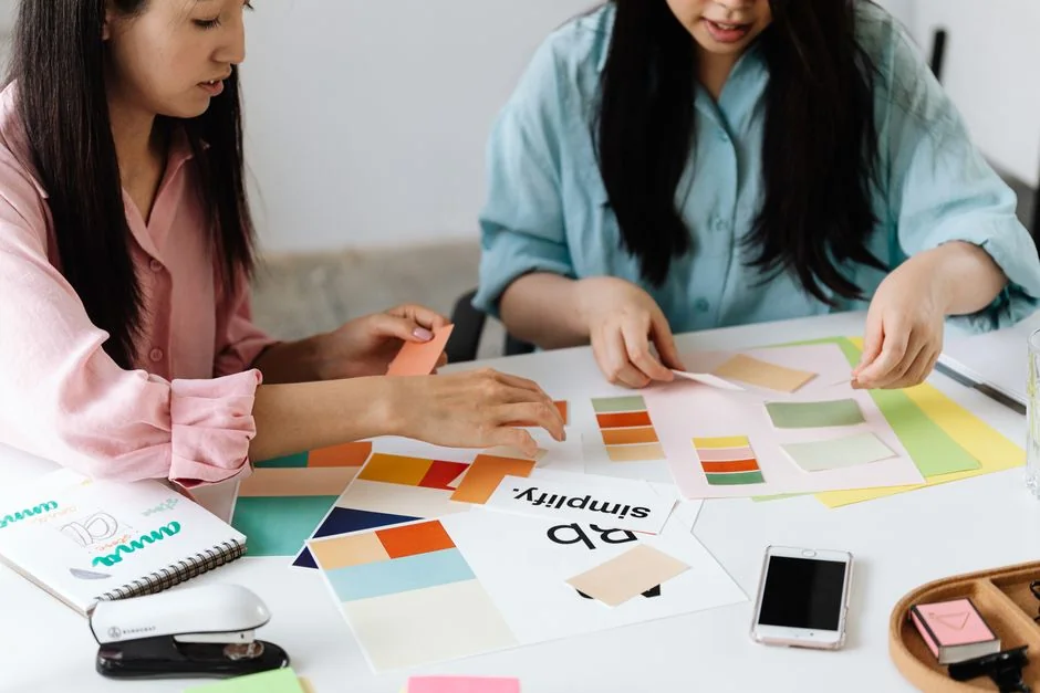 Un espace de travail dynamique avec un ordinateur portable, une tablette et une télévision illuminés de couleurs vives.